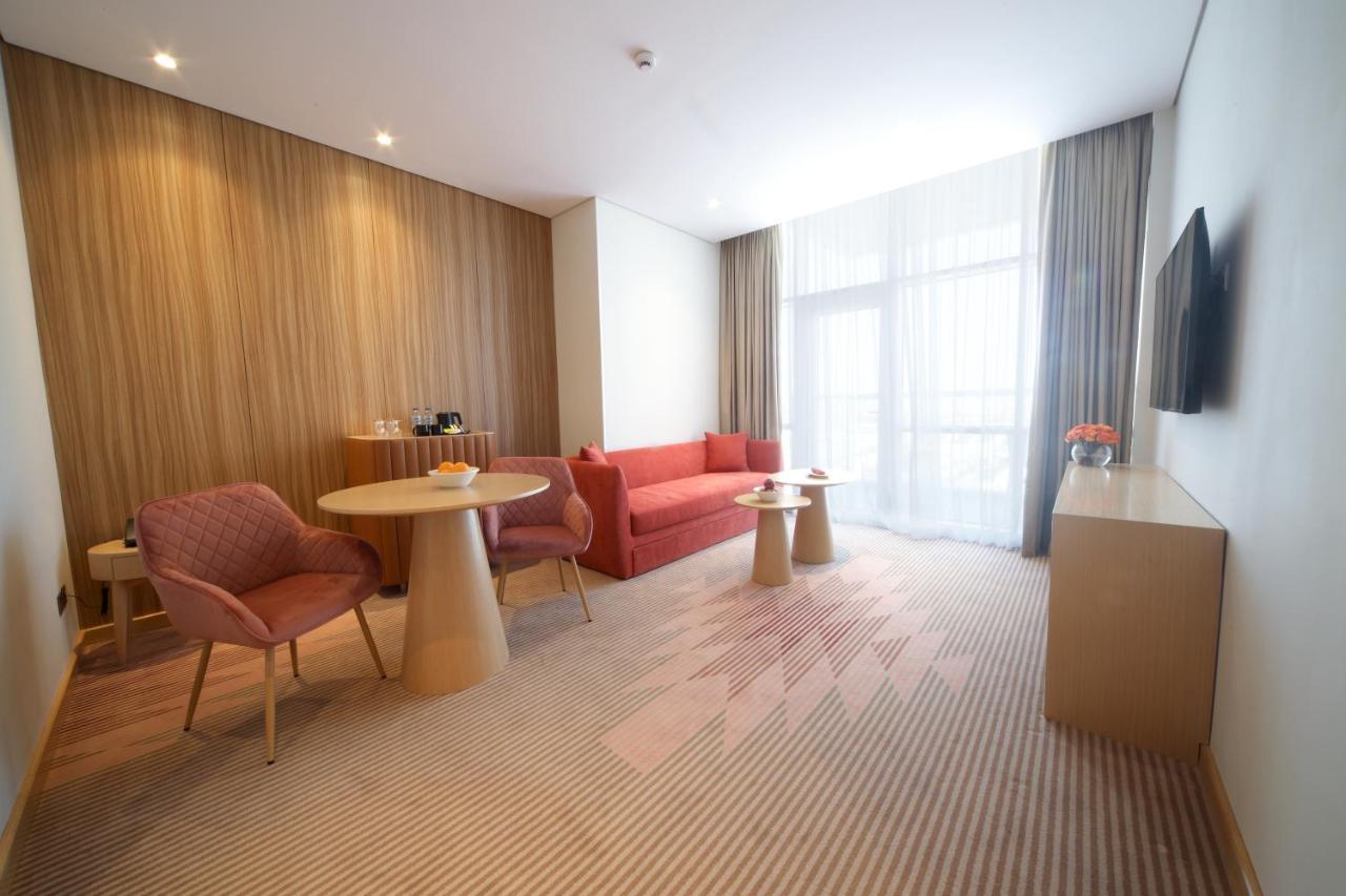 Novotel Jumeirah Village Triangle Dubai Ngoại thất bức ảnh